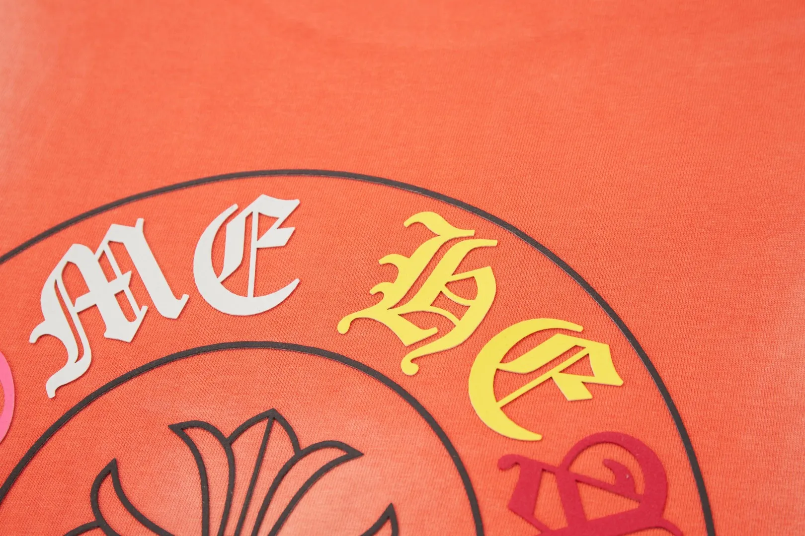 💰🅿️230 ✨CH✨🆕25SS spring and summer new style Crow Heart ✝ frame letter distressed printed short sleeves light luxury essential item for daily commuting for men and women Correct version Welcome to compare Detailed features · 280g 100% pure cotton double yarn jersey fabric · Custom dyed in the same vat with special thickened 32 double-strand 1X1 threads · Colorful foaming. Ready-made garments are dyed, then faded and fried with snowflakes, then washed to make them look old. Common washing improves the effect · Double-needle stitching and cross-stitching process · Original main mark, washed tag, branded moisture-proof paper packaging Color: black/white/orange Size: S/M/L/XL